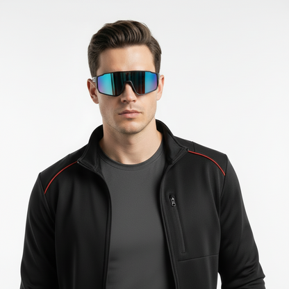 Modelo con gafas deportivas envolventes fotocromáticas