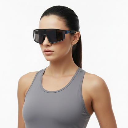 Modelo con gafas deportivas fotocromáticas negras